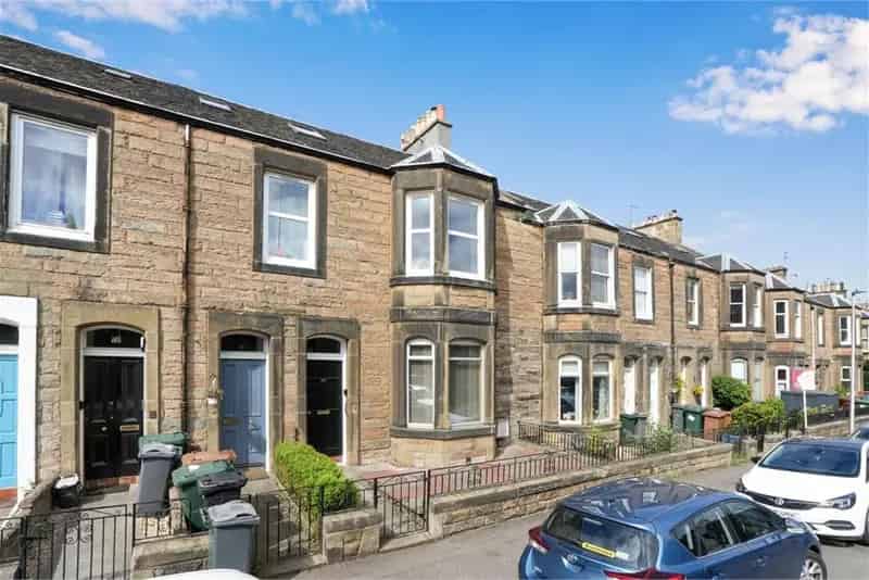 2 Bed Flat Leith Edinburgh - Modernisation Opportunity