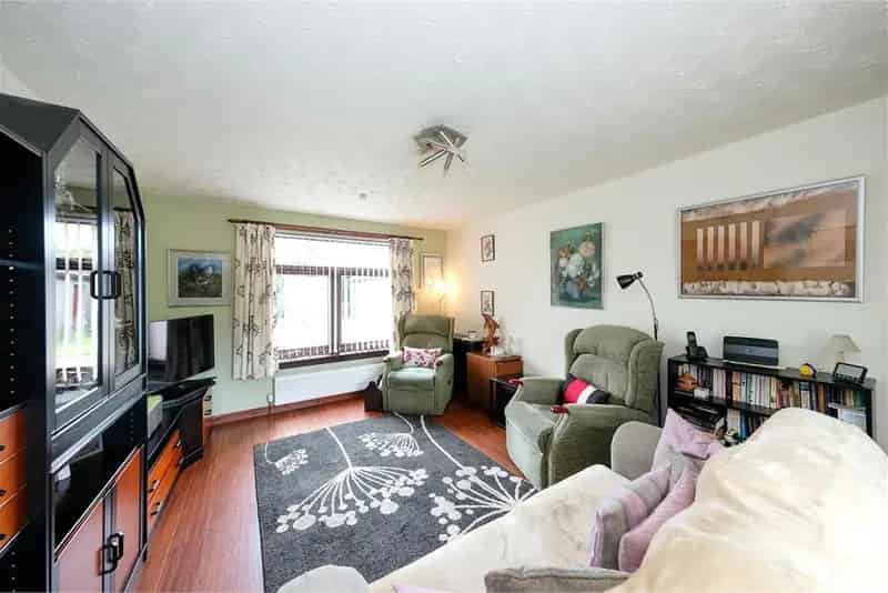 2 Bed Semi-Detached House with Garden and Drive