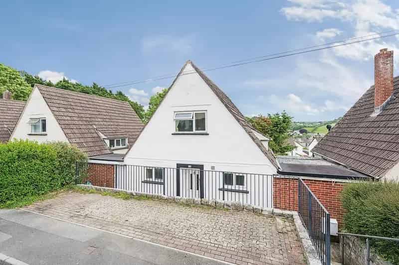 2 Bedroom Link Detached House for Sale