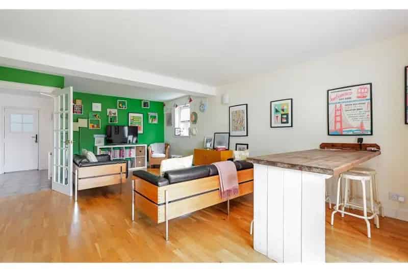 3 Bed House - Detached with 2 Reception Rooms