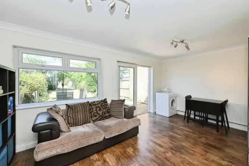 3 Bed Semi Detached House Near Transport Links