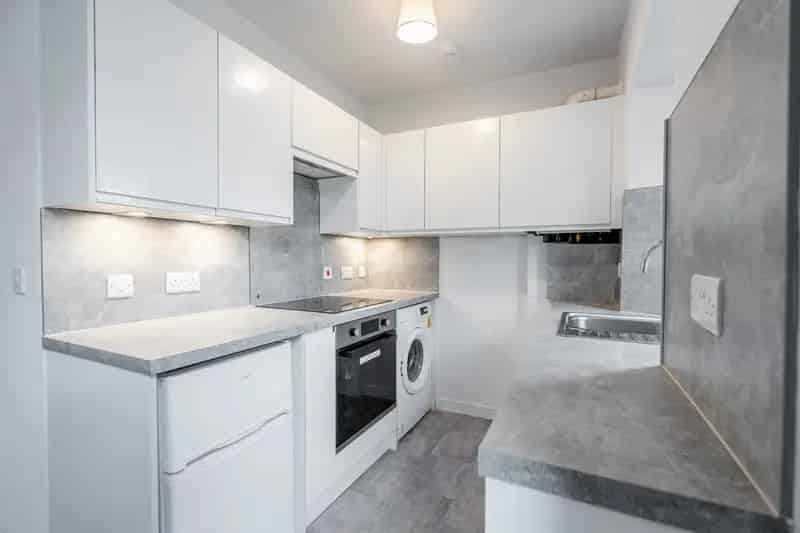 2-Bedroom Apartment Stirling City Centre Modern Fully Fitted Kitchen