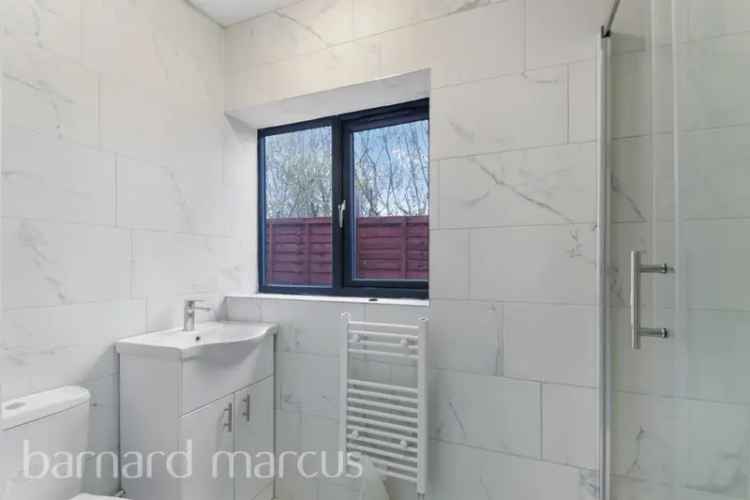 2 Bed Duplex Open Plan Living Solar Panels Driveway Parking