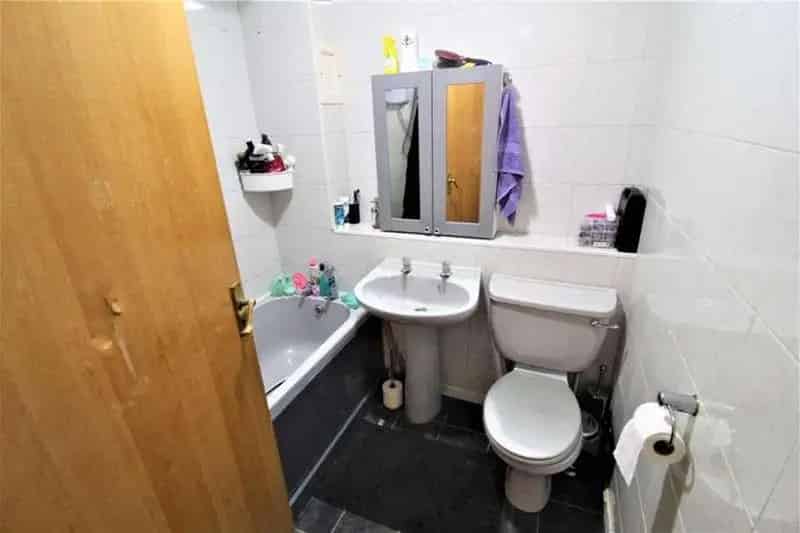 2 Bedroom Flat for Sale in Beckton E6 - Top Floor Apartment with Parking