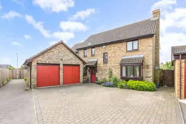 4 Bedroom Family Home with Cinema Room in Caddington