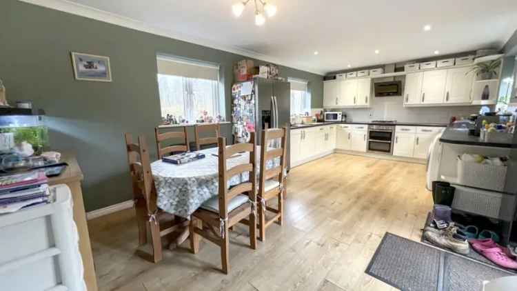 4 Bedroom Detached House For Sale in Leigh Park