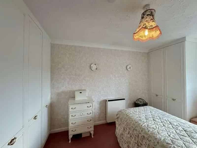 2 Bed Retirement Apartment Near Broadway Station