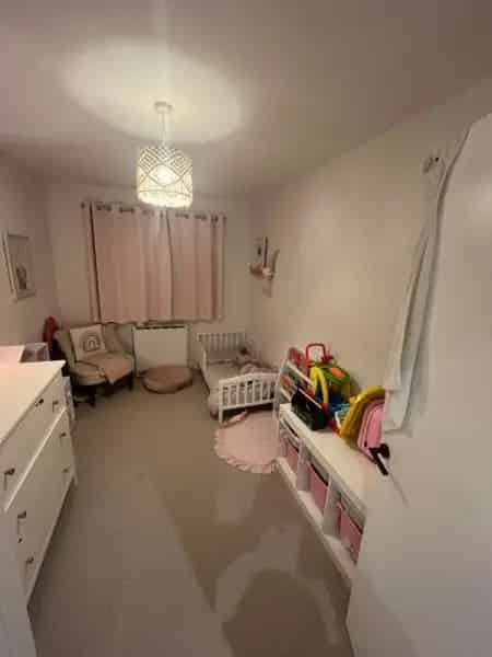 2 Bedroom 3rd Floor Flat Allocated Parking Freshly Decorated