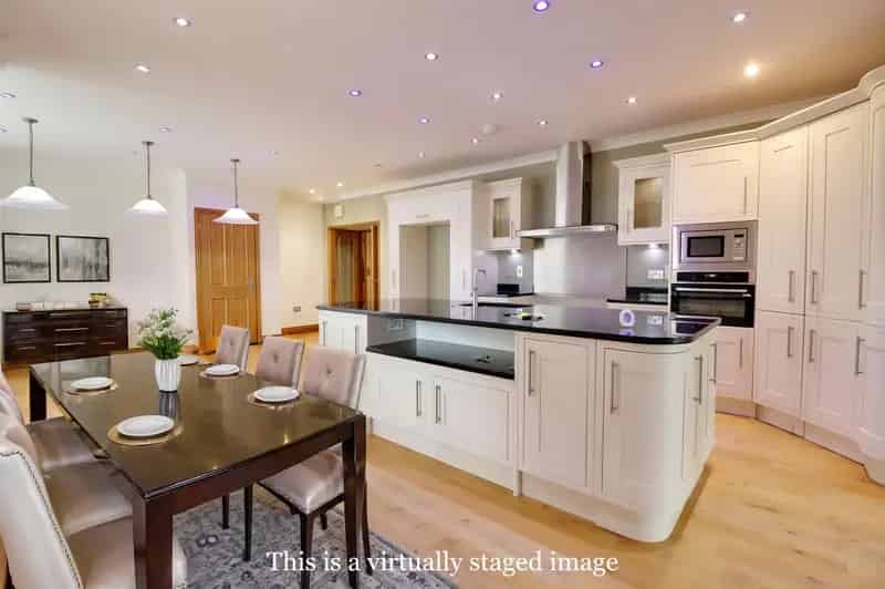 6 Bedroom Detached House with Extensive Gardens and Garages for Sale
