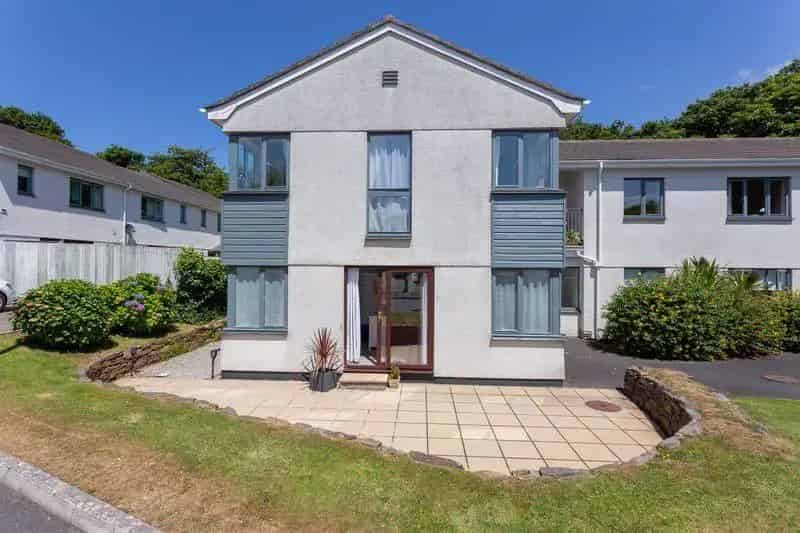 2 Bedroom Apartment for Sale in Carbis Bay