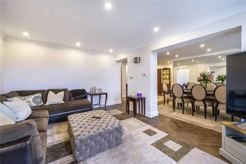 2 Bedroom Flat for Sale near Harrods Knightsbridge