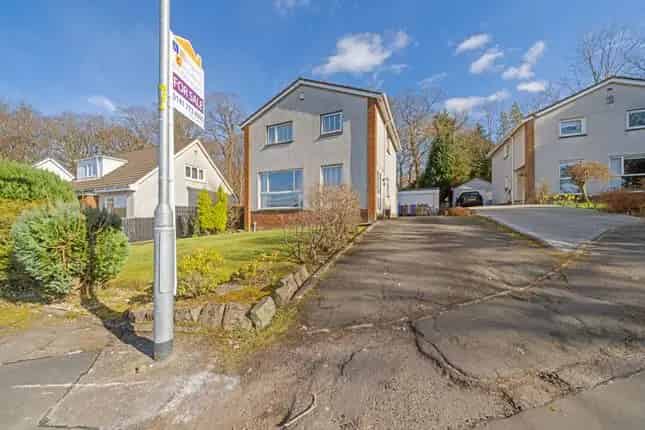 Four Bedroom Detached House for Sale in Mount Vernon
