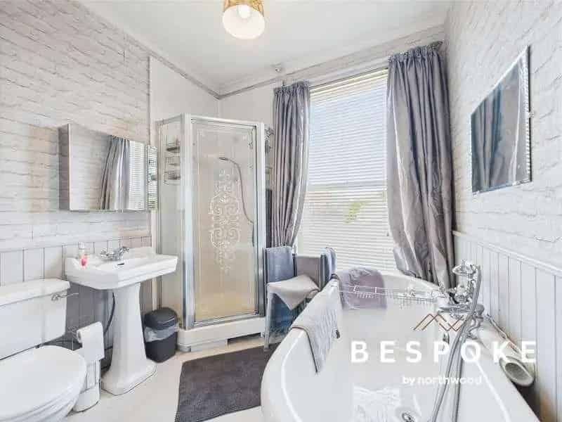 4 bed house for sale