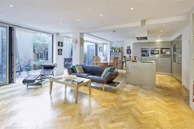 Elegant Maisonette for Sale in Oxford Gardens, London W10