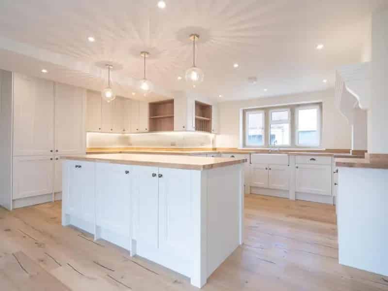 Kites Nest House: Cotswold Home with Lakes & Stunning Views