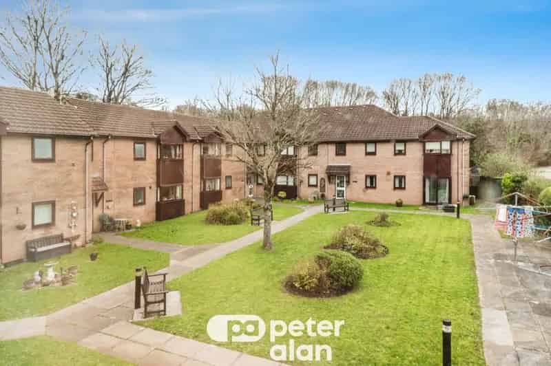 2 Bedroom Over 55s Apartment with Parking and Communal Gardens
