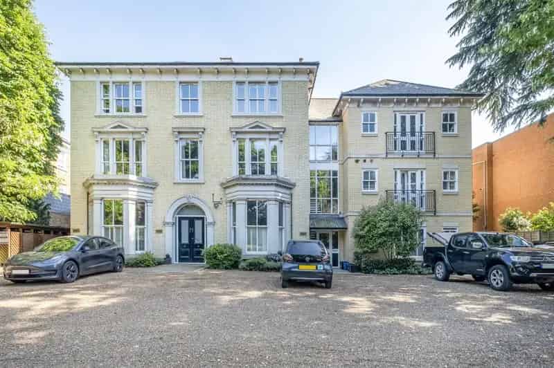 2 Bedroom Flat for Sale in Cambridge Park Richmond