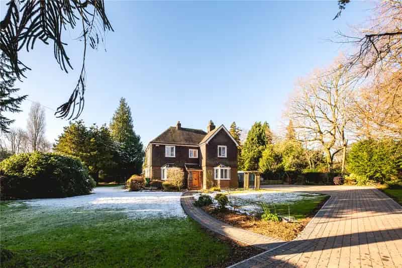 Substantial Five Bedroom Detached House with Extensive Gardens and Amenities