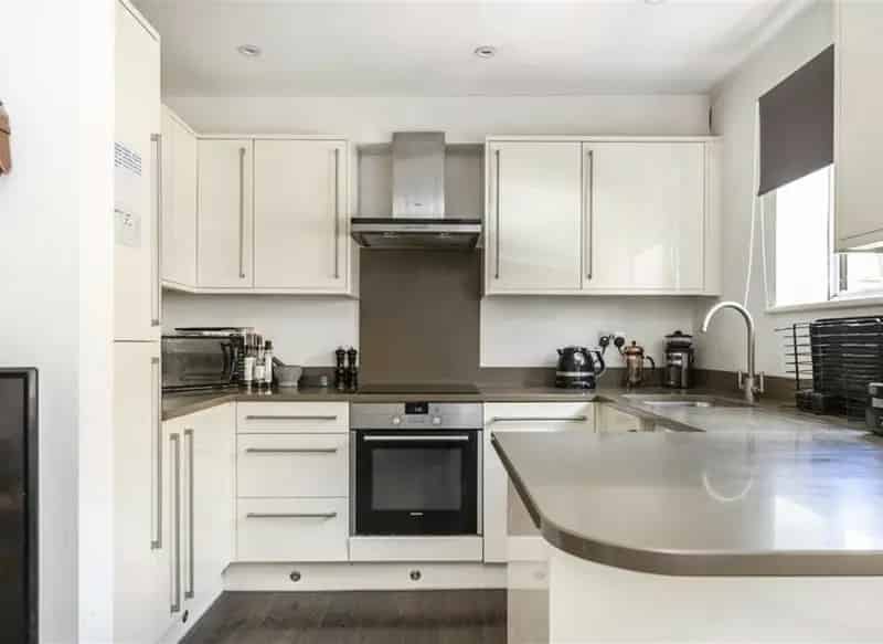 Two Bedroom Apartment in Wapping near St Katharine's Dock