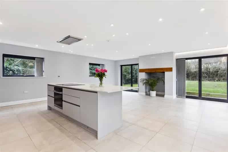 4 Bedroom Detached House with Garden and Outbuilding