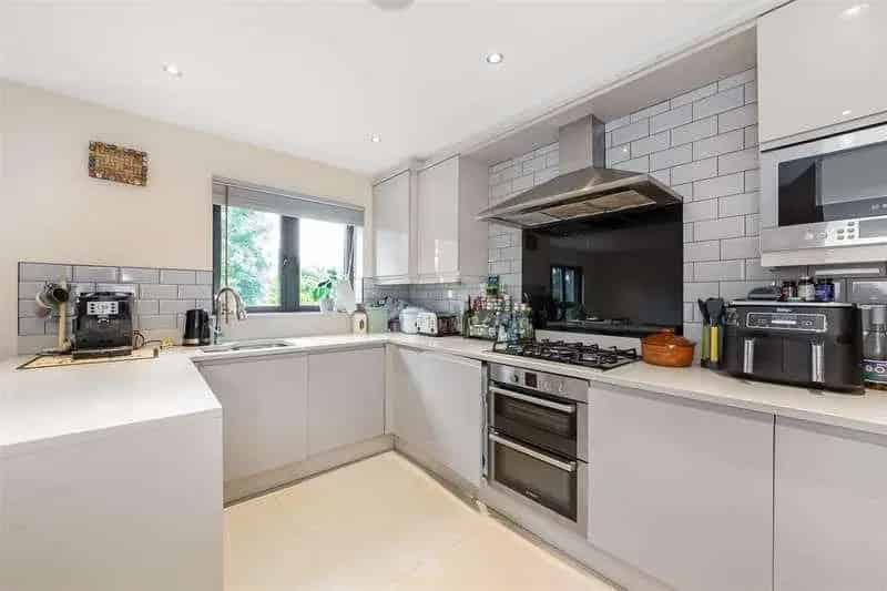 2 bed flat for sale