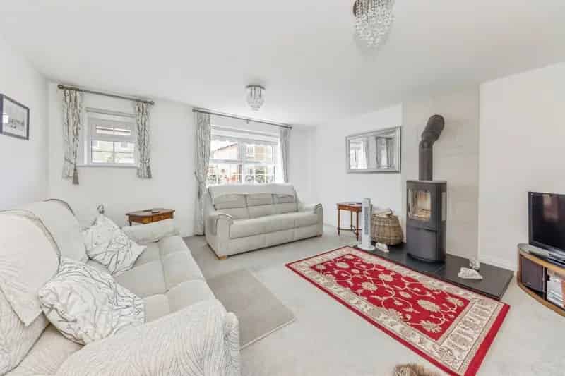 4 Bedroom Family Home with Conservatory and Garage