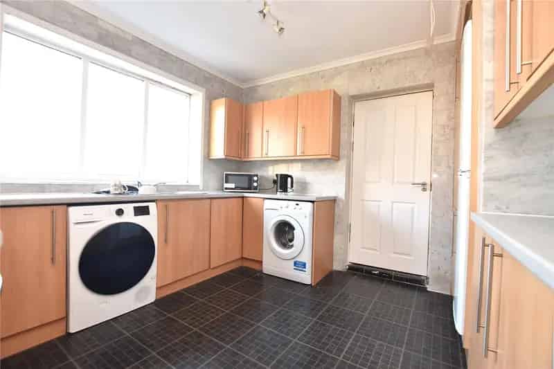 Semi-Detached Family Home Four Bedrooms Two Bathrooms Ready to Move In