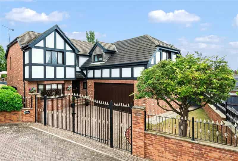 5 Bedroom Family Home with Double Garage and Large Garden