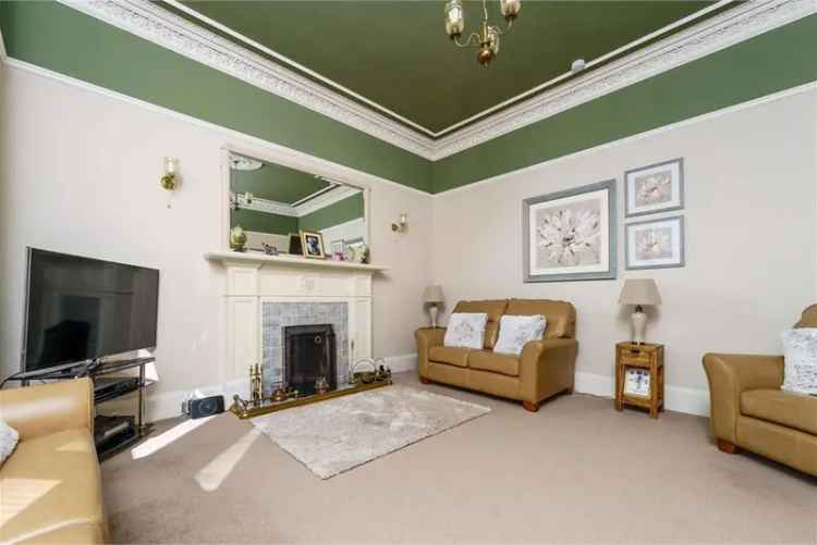 5 Bed House - Detached with 2 Reception Rooms