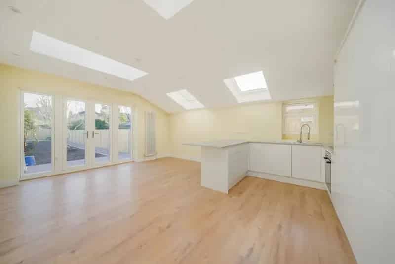 Stunning Refurbished 3-Bedroom Apartment Near Town Centre