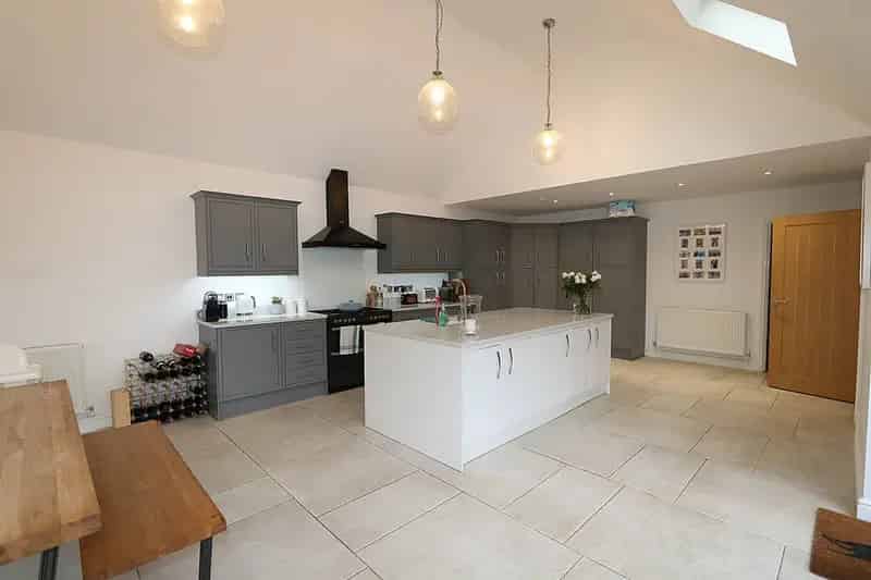 5 Bedroom Detached House to Rent Near Schools and Amenities
