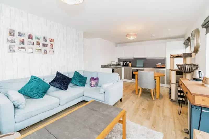 Stunning 2-Bed Apartment with Balcony and Parking