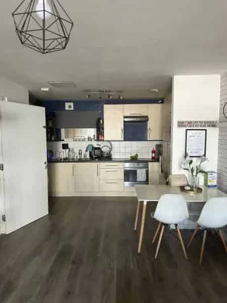Large 2 Bed Flat Ruislip Manor Private Terrace Rooftop Parking