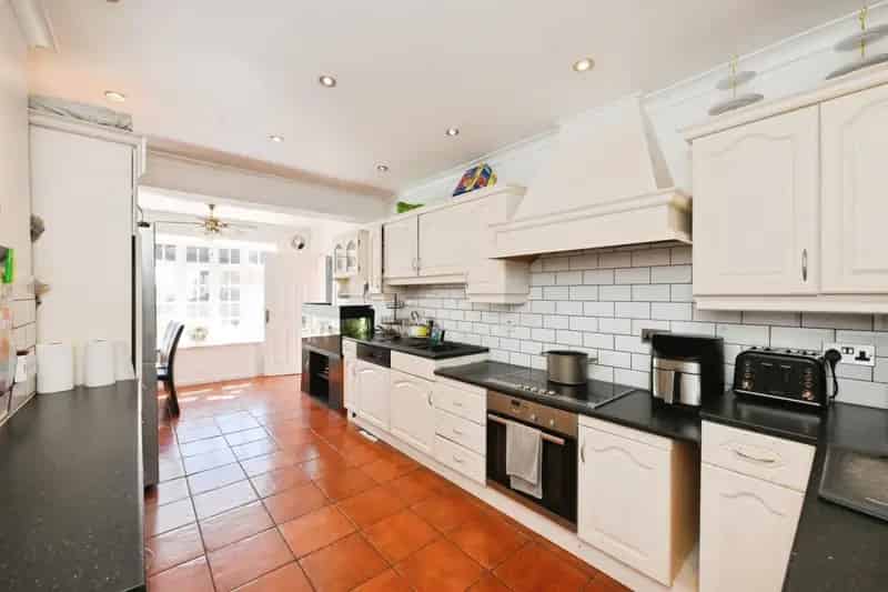 Five Bedroom Family Home Grade II Listed Large Garage Chain Free