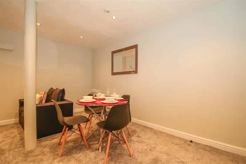 2 Bedroom Apartment House to Rent in Manchester