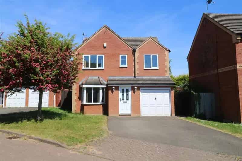 4 Bedroom Detached House To Rent