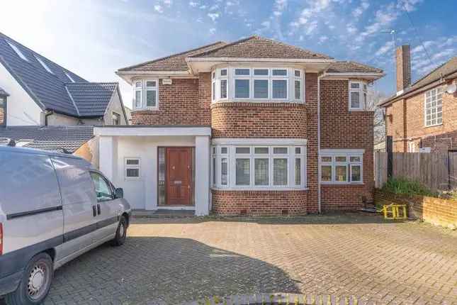 5 Bedroom Detached House for Rent in Edgware HA8