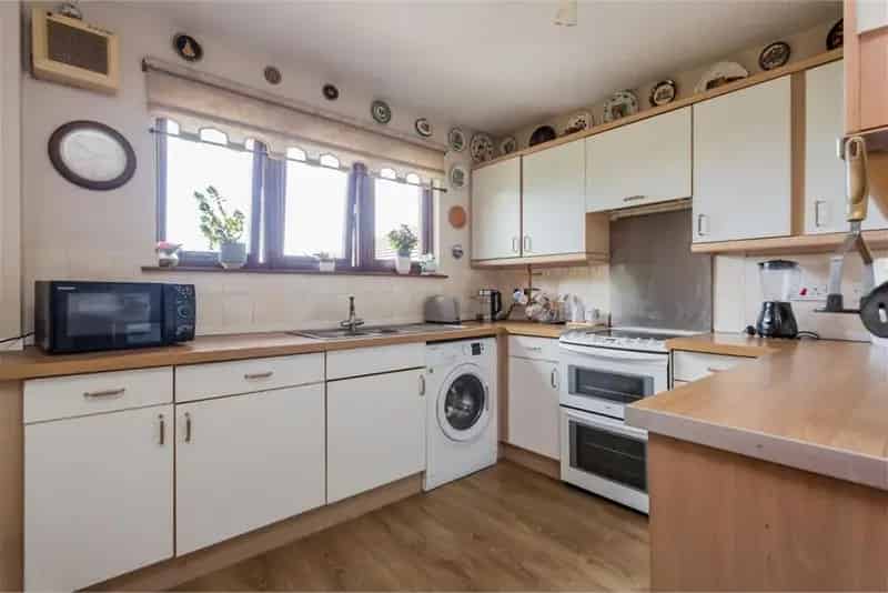 2 Bed Flat Top Floor with 1 Reception Room