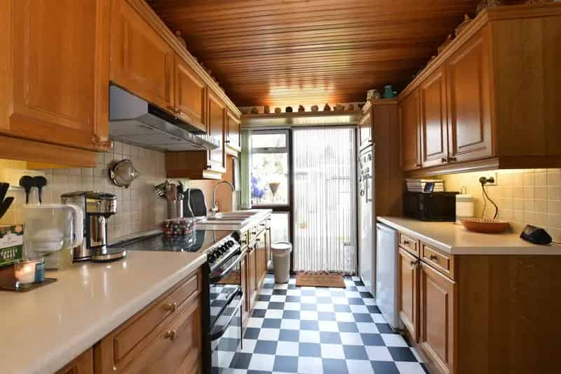 3 Bedroom Terraced House For Sale Near Shops and Schools