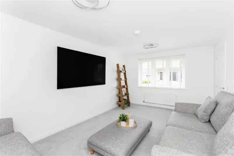 4 Bed House - Detached with 1 Reception Room