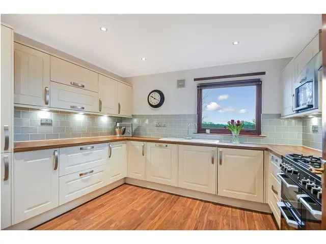 2 Bedroom Flat for Sale in Bridge of Weir