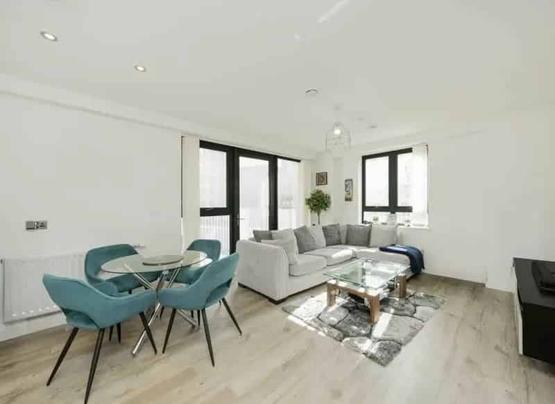 2-Bed Apartment Lakeside Drive Modern Ensuite Balcony