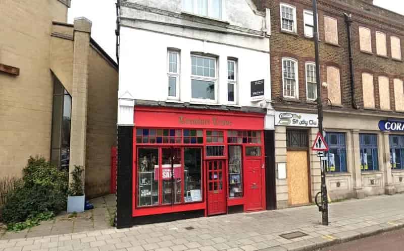 Greenwich Shop for Lease: Retail Space with Staff Room and Storage