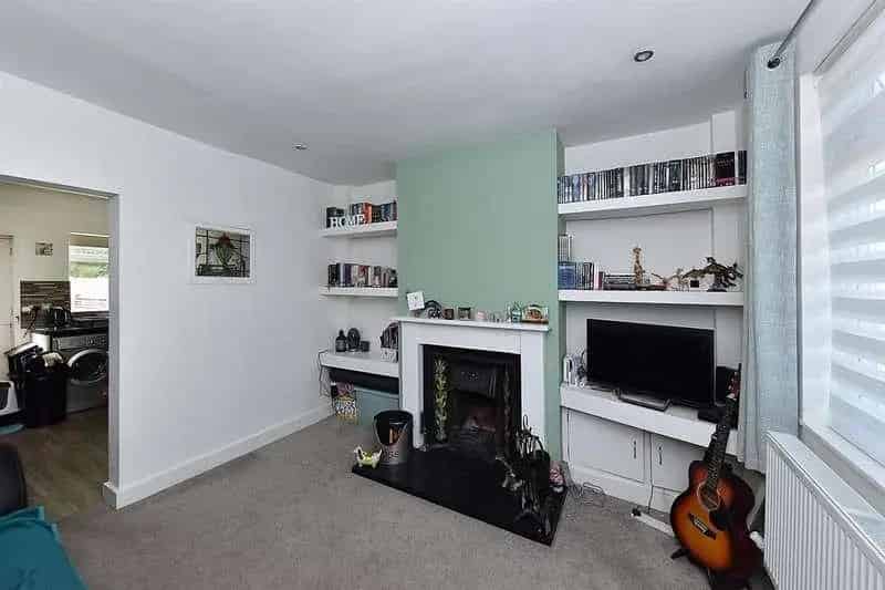 2 Bed House for Sale Near Town Centre