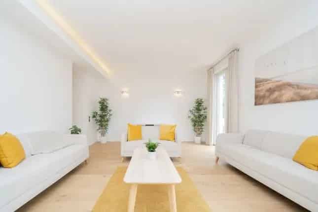 3-Bedroom Apartment with Private Patio near Formosa Gardens