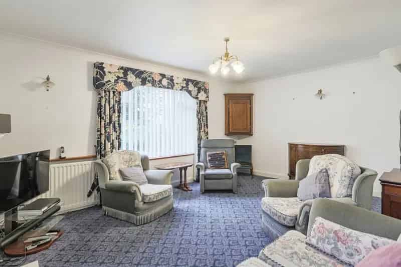 Family Home 3 Beds 2 Garages Large Garden Driveway