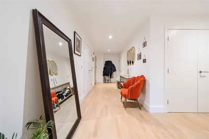 2 Bedroom Flat Apartment in Aston Street London