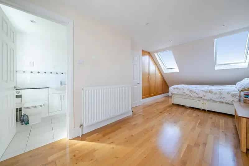 Four Bedroom Family Home Near Hawes Down School