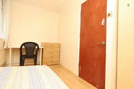 5 Room Flat 30m2 London Furnished Rental 3-24 Months