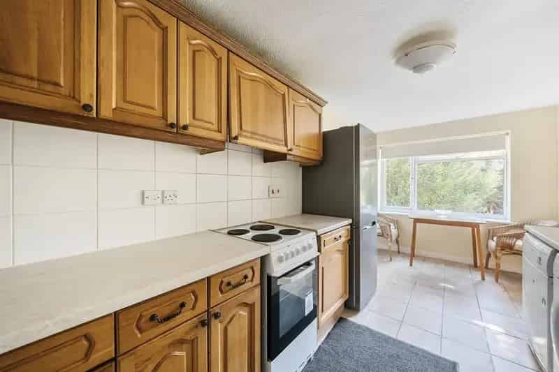 Two Bedroom Apartment near Maidenhead Station - Garage & Parking